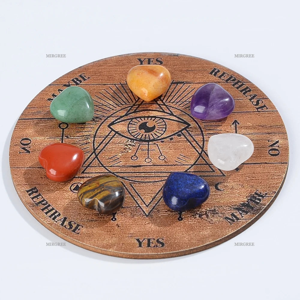 Un ensemble de neuf pierres naturelles polies arrangées autour d'un symbole d'œil sur un plateau de divination en bois.