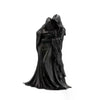 Statue einer dargestellten Braut und Bräutigam in gotischer Kleidung, thematisiert als Totenreiter für Halloween-Dekoration.