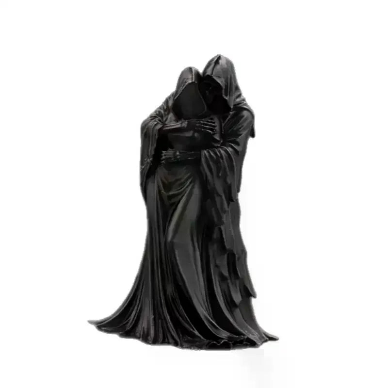 Statue einer dargestellten Braut und Bräutigam in gotischer Kleidung, thematisiert als Totenreiter für Halloween-Dekoration.