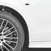 Nahaufnahme eines weißen Auto-Rades mit schwarzem Leichtmetallfelge und Reifen, das ein Queen Edition Emblem-Aufkleber zeigt.