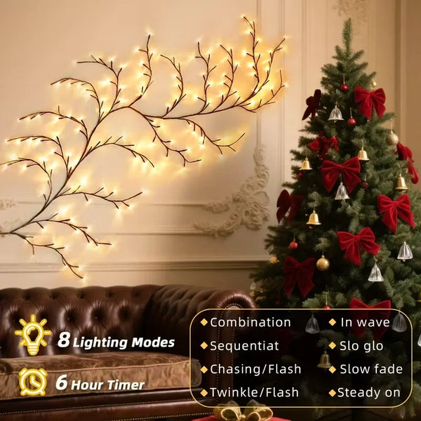 Eine verzwickte LED-Lichterkette neben einem geschmückten Weihnachtsbaum.