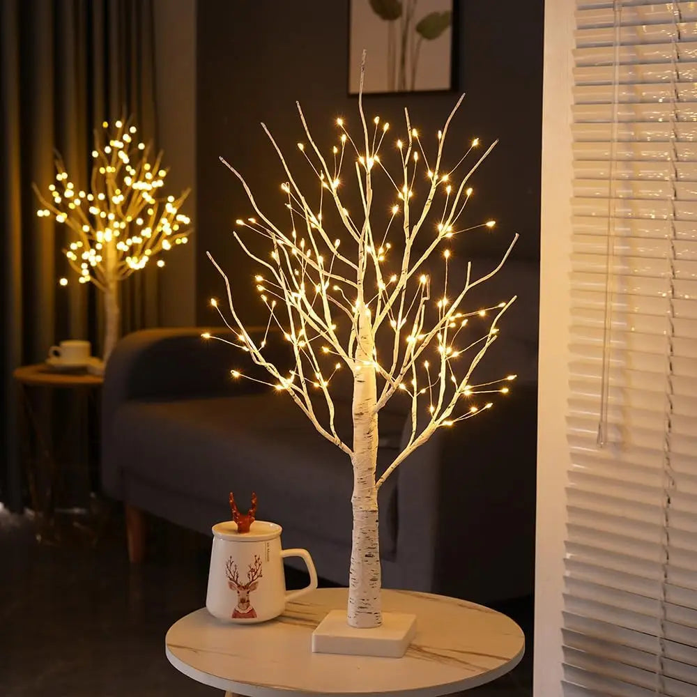 Dekorative Lichterkette für Weihnachtsbaum auf weißem Ständer neben dunkem Sofa und Fensterjalousien.