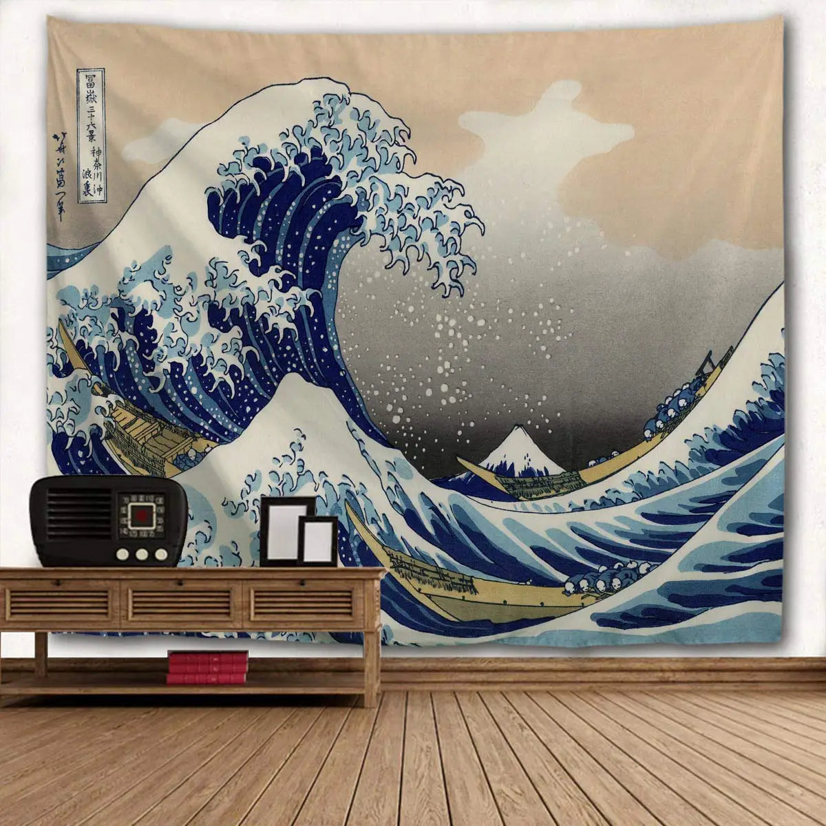 Une tapisserie murale représentant une grande vague océan bleue et blanche écrasant un fond gris.