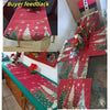 Un camino de mesa navideño festivo en patrones rojos y verdes, exhibido en un estante de vidrio.