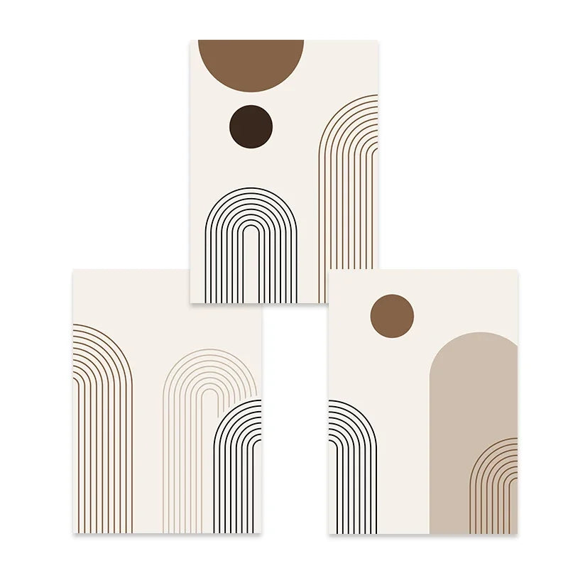Un set de tres obras de arte abstractas en lienzo con tonos beige y marrón terrosos y diseños de líneas minimalistas.