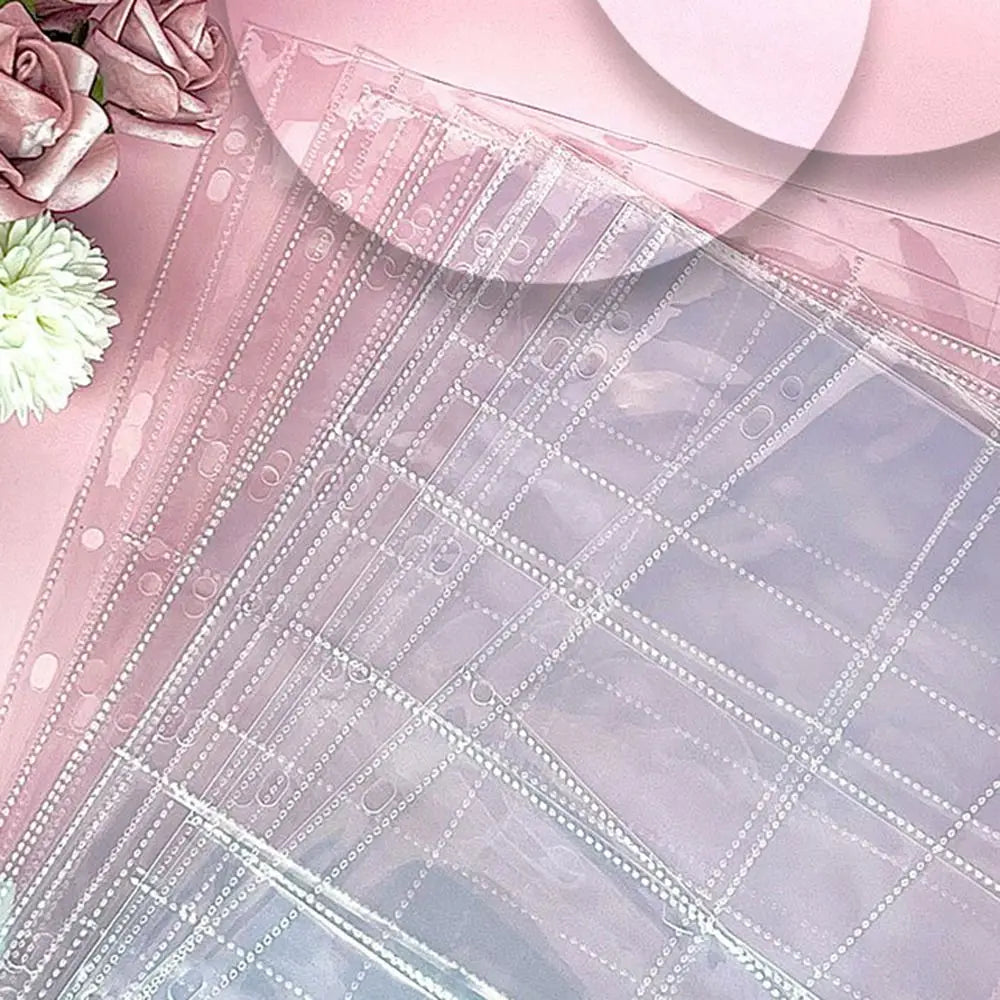 Una pila de hojas de archivador de photocards Kpop A4 en tonos rosa suave y lila con detalles florales.