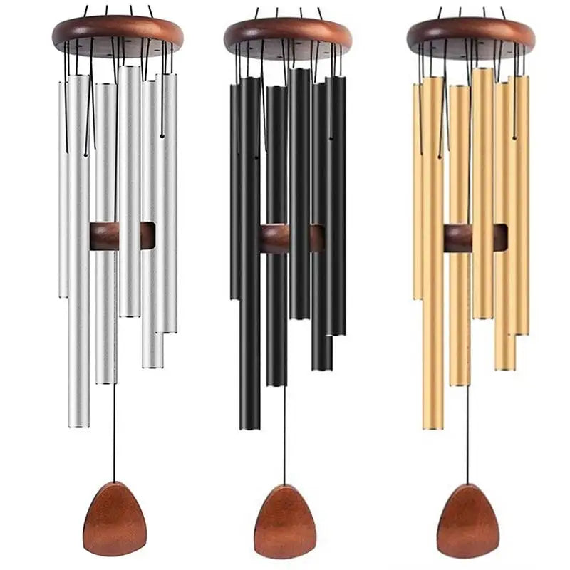 Un ensemble de cloches à vent en aluminium classiques avec de longs tubes cylindriques et des accents en bois.