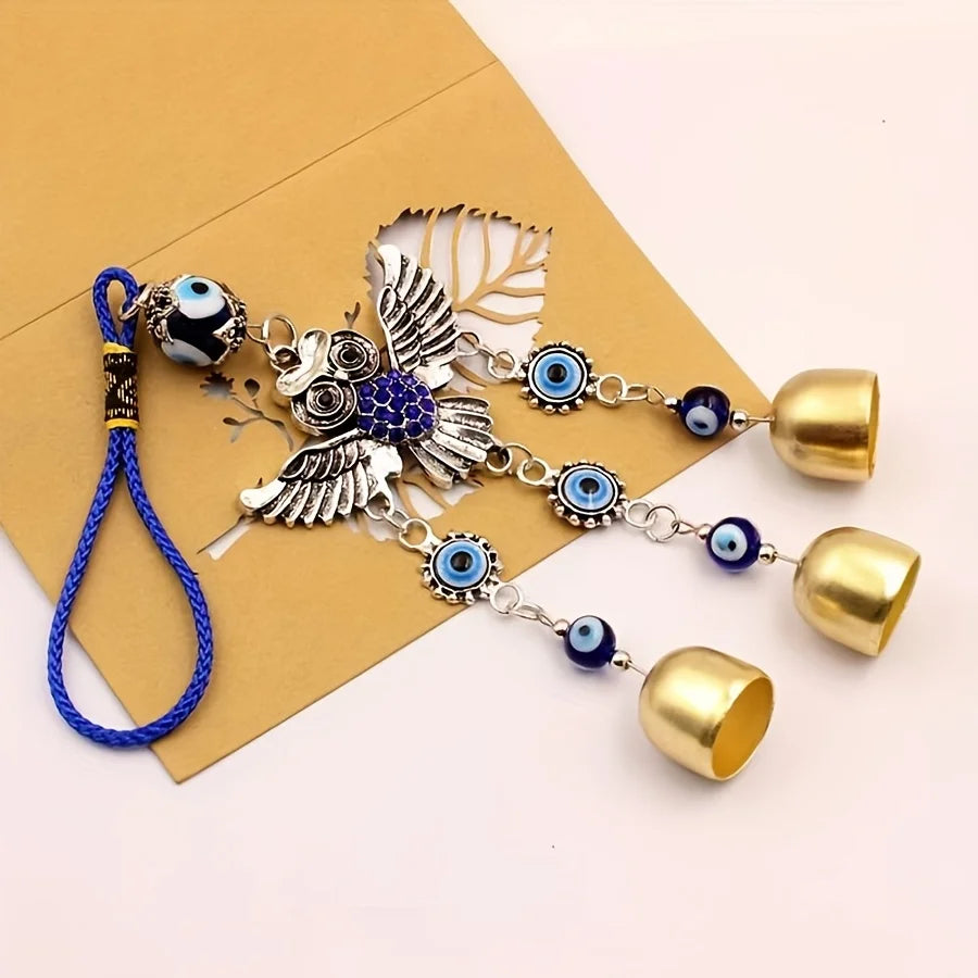 Un ensemble de carillons éolés bleus à ailement, avec des accents argentés et dorés sur une carte marron.