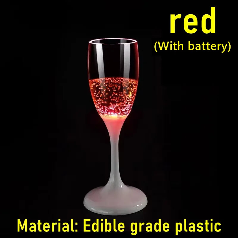Une tasse à boire en verre rouge avec une pile LED à l'intérieur, fabriquée en plastique de qualité alimentaire.