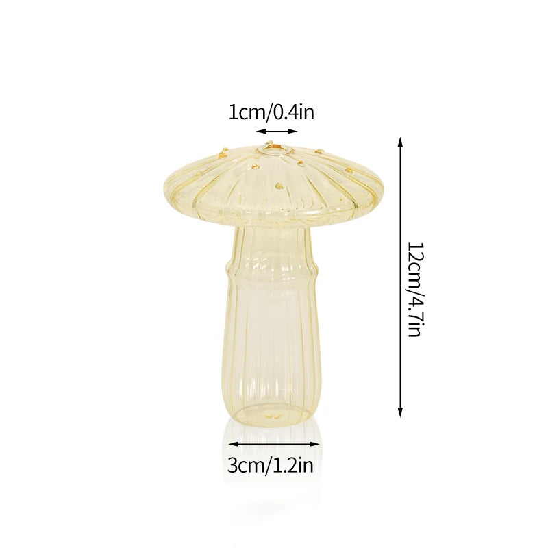 Vase décoratif en verre clair en forme de champignon avec un col évasé et un corps cylindrique.