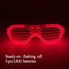 Rote LED-Partybrille mit Herzdesign leuchtet hell vor dunklem Hintergrund
