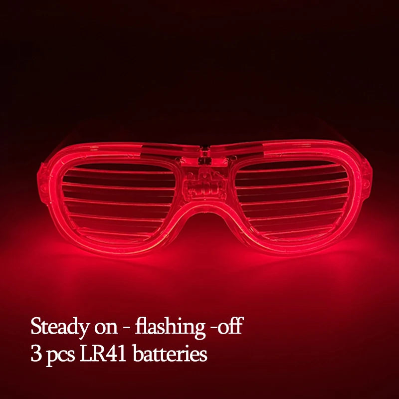 Rote LED-Partybrille mit Herzdesign leuchtet hell vor dunklem Hintergrund