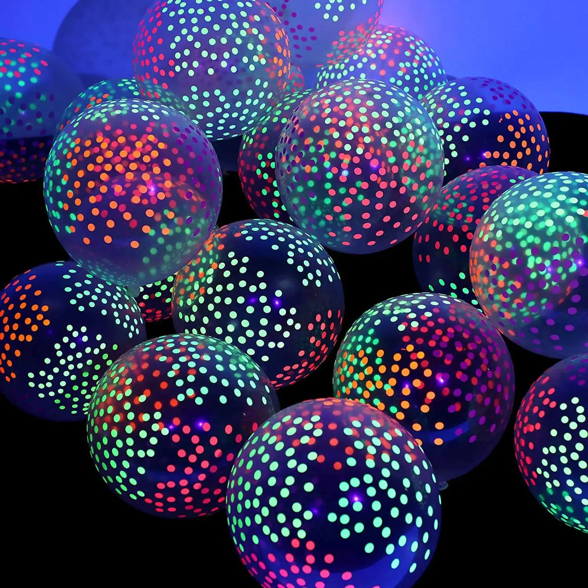 Eine Ansammlung leuchtender, irisierender Latexballons in verschiedenen Violett- und Grüntönen vor dunklem Hintergrund.