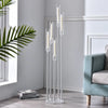Un chandelier en acrylique transparent avec cinq bougies chauffe-plat dans un intérieur moderne.