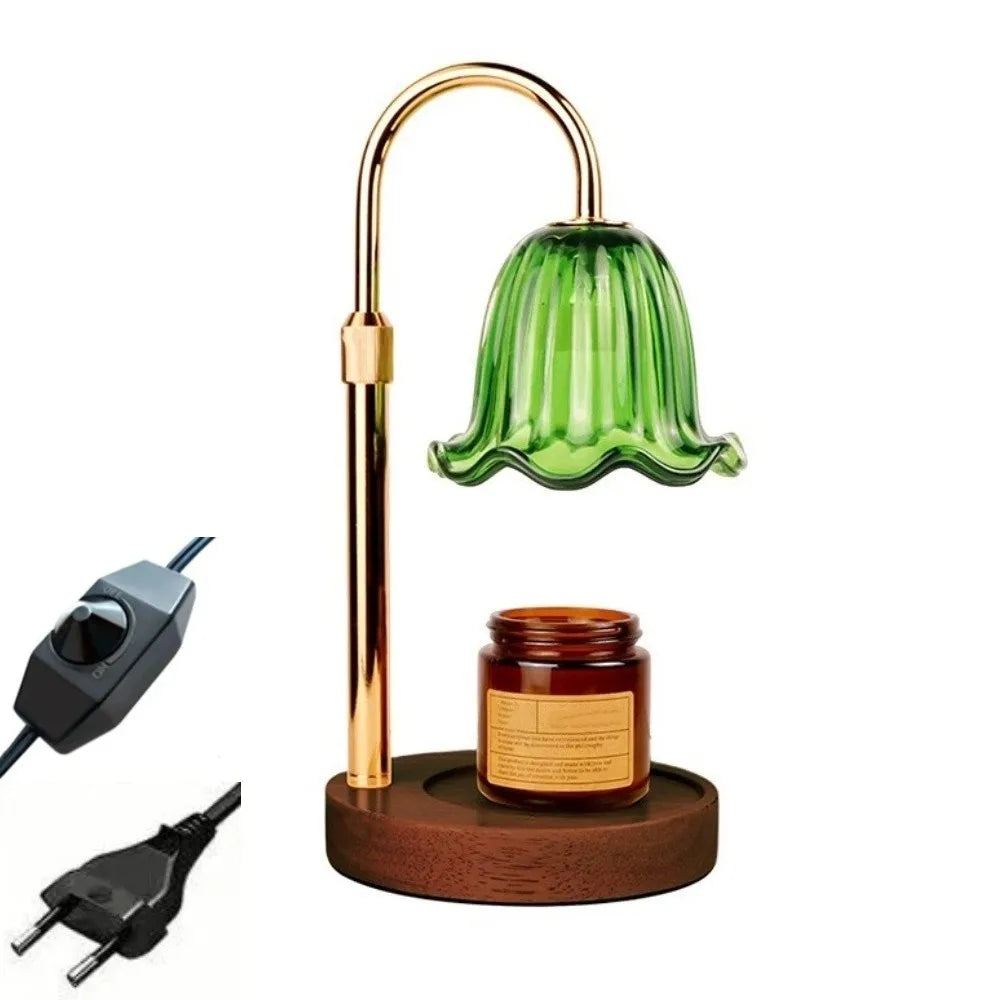 Vintage-Aromatherapie-Warmer mit Messingfuß und grünem Glasdiffusor.