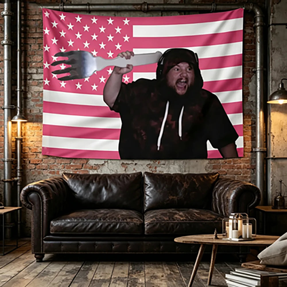 Ein Mann in einem schwarzen Hoodie auf einer rosa-weißen amerikanischen Flaggen-Tapisserie