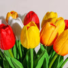 Un ramo de tulipanes de PU artificiales en tonos rojo, amarillo y rosa.
