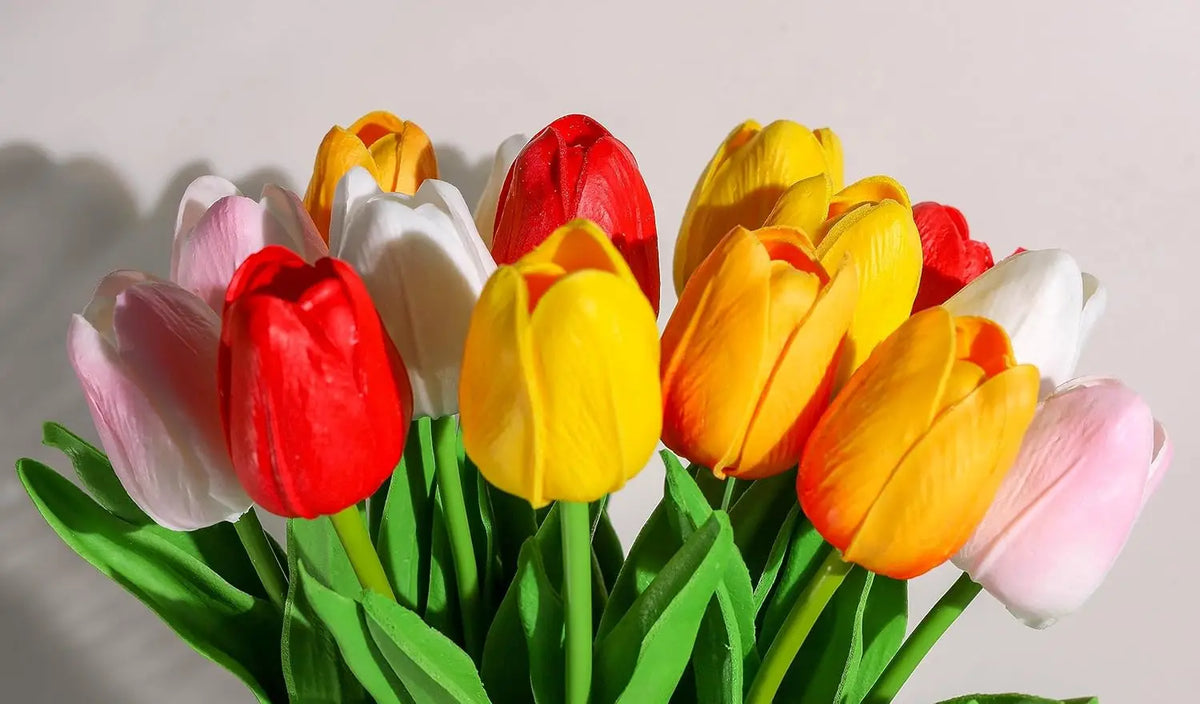 Un ramo de tulipanes de PU artificiales en tonos rojo, amarillo y rosa.