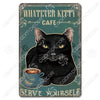 Décor mural vintage en métal d'un chat noir regardant droit devant lui avec une tasse de café.