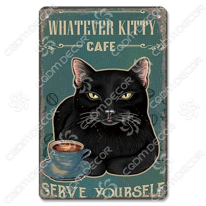 Décor mural vintage en métal d'un chat noir regardant droit devant lui avec une tasse de café.