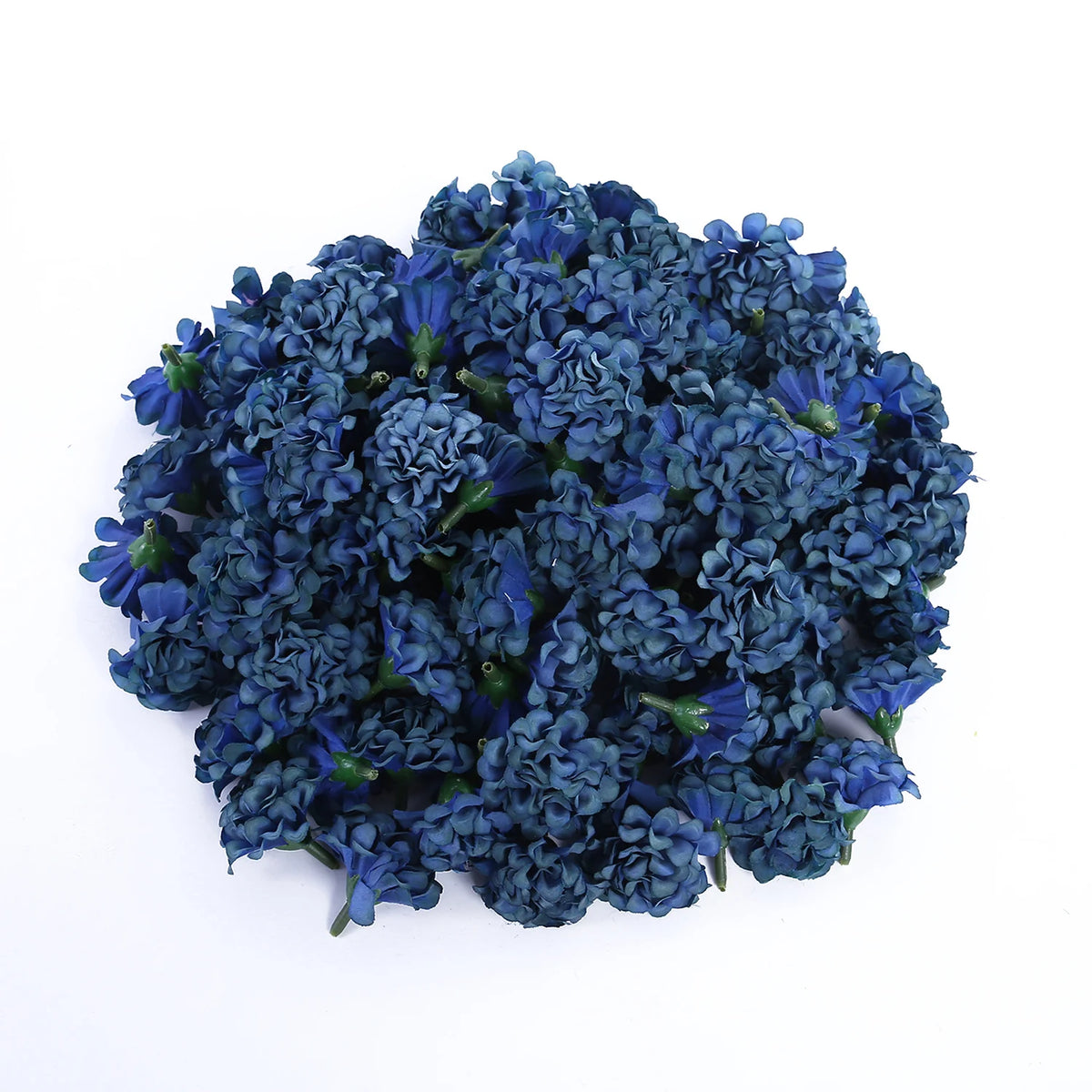 Un bouquet dense de petites fleurs d'hydrangea artificielles bleu foncé.