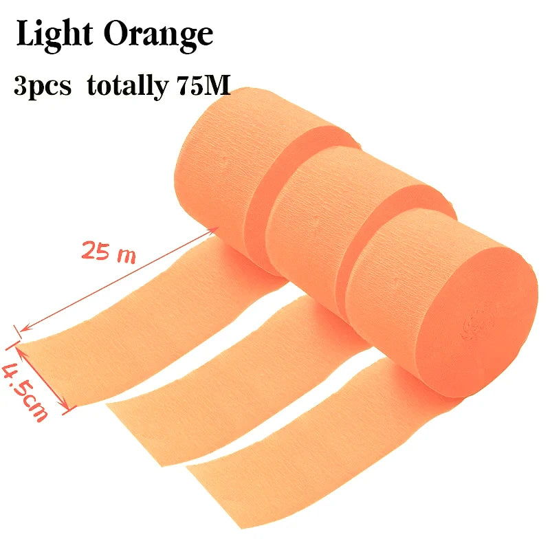 Ein Set von 3 hellorangefarbenen Crêpepapier-Girlanden, jeweils 25 Meter lang, gerollt und entrollt.
