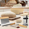 Kit de masa madre artesanal con harina, iniciador, cesta de fermentación y herramientas sobre una superficie de madera.
