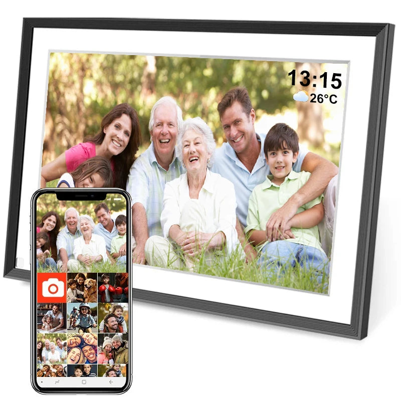 Gerahmtes Foto einer Familie im Freien, mit digitaler Uhr, die 13:15 und 26°C anzeigt.