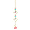 Décoration suspendue dorée délicate avec plusieurs pendentifs de cristal et un charm.