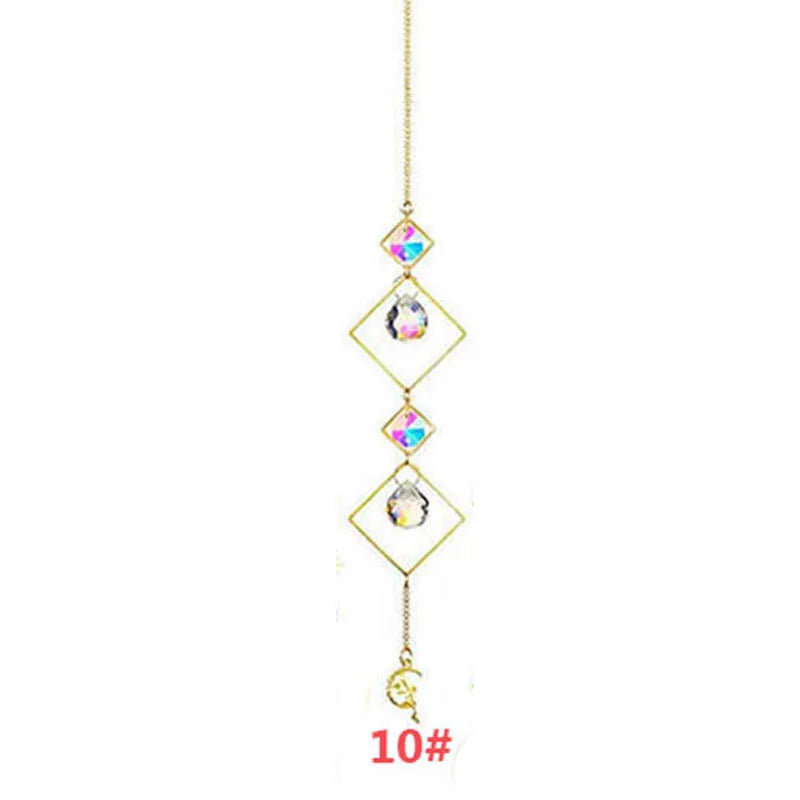 Décoration suspendue dorée délicate avec plusieurs pendentifs de cristal et un charm.