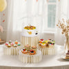 Supports en acrylique pour nourriture présentant divers desserts et douceurs sur une table blanche.