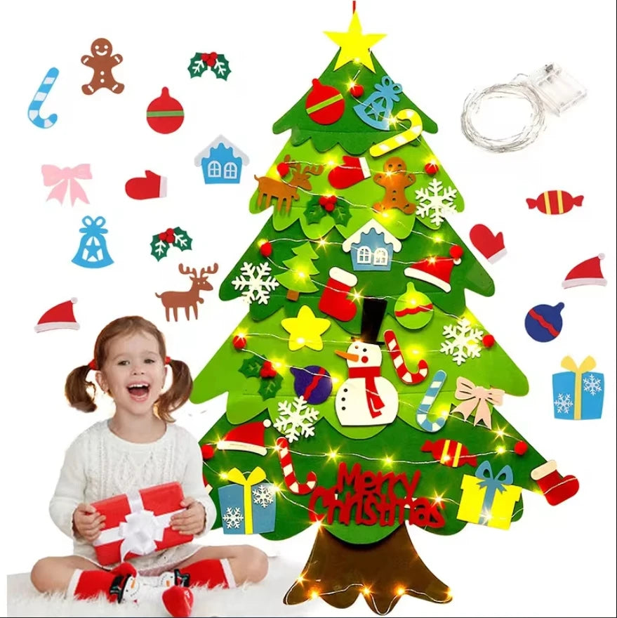 Árbol de Navidad verde de fieltro festivo decorado con adornos y luces, con base de madera.