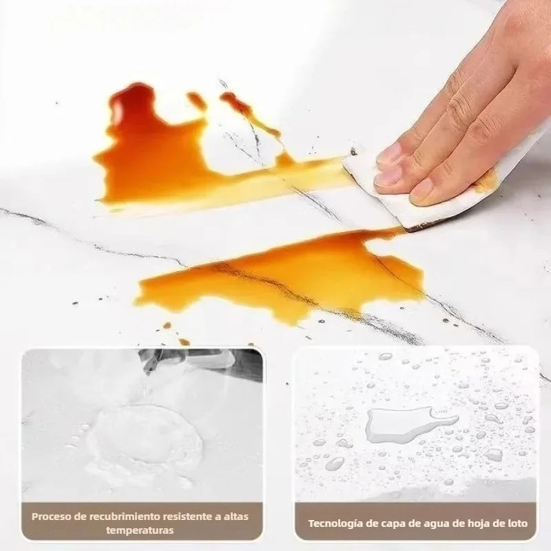 Main appliquant un liquide clair sur une surface de marbre blanc pour des autocollants muraux fausses marbres 3D
