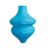 Linterna de botella de flores vintage hecha a mano en celofán arrugado azul brillante.