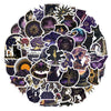 Colección circular de calcomanías góticas en púrpura oscuro y negro con gatos, murciélagos, calaveras, flores y elementos mís