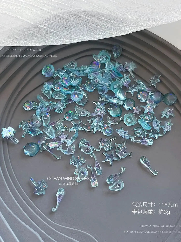 Una colección de 50 mini adornos de uñas en forma de tortuga coloridos hechos de polvo iridiscente, exhibidos sobre una super