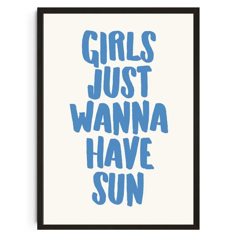 Gerahmtes Druck mit blauem Text: Girls Just Wanna Have Sun auf weißem Hintergrund.