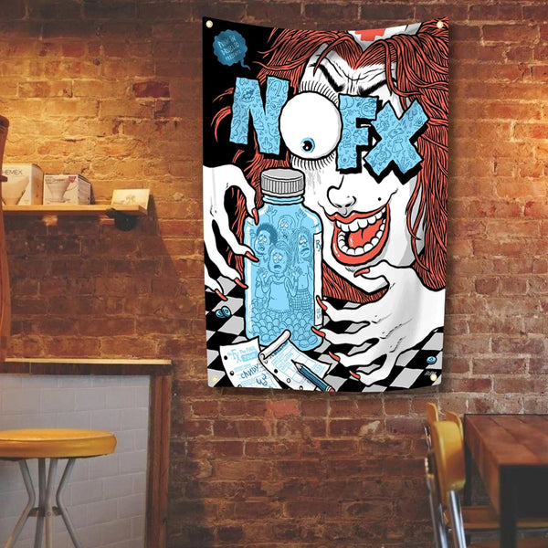 Tapiz con un rostro estilizado de cabello rojo y ojos grandes, incorporando el texto NOFX.