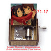 Adorno de caja musical de madera con personajes de anime, bufanda roja y tarjeta de título.