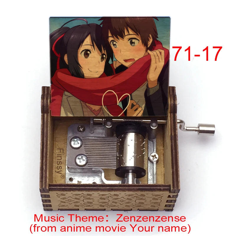 Adorno de caja musical de madera con personajes de anime, bufanda roja y tarjeta de título.