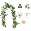 Künstlicher Eukalyptus- und Rosenkranz mit verschiedenen Blättern und Rosen.