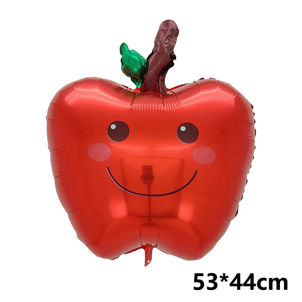 Rotes Pappballon in Form eines Apfels mit lächelndem Gesicht und grünen Blättern.