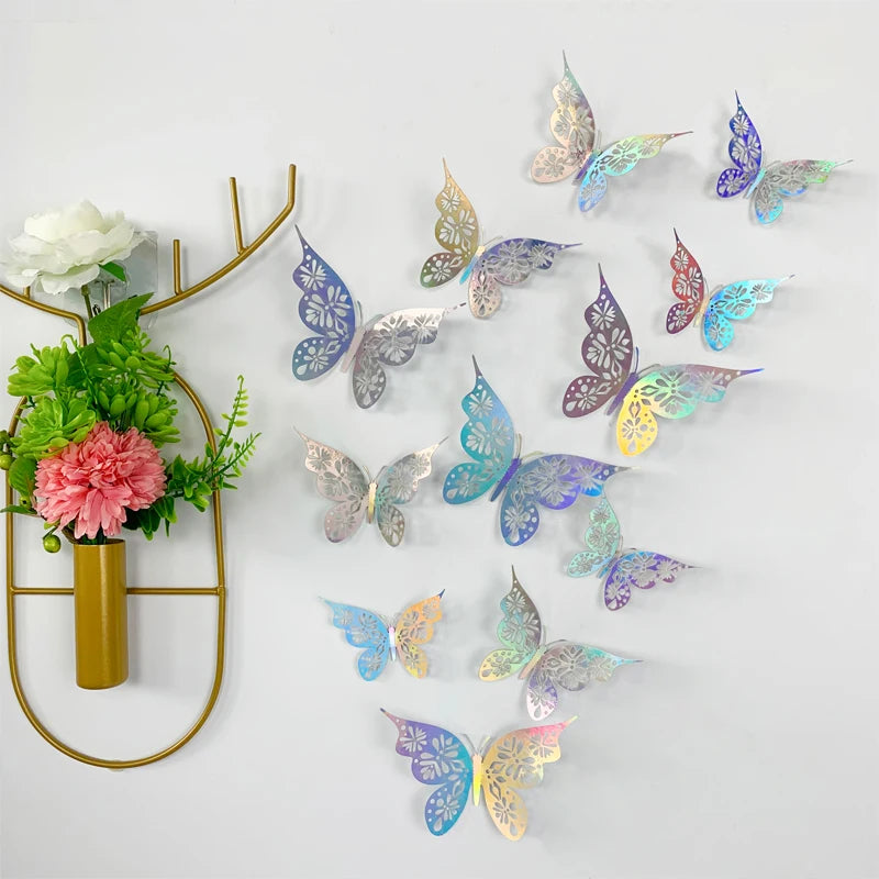 Collection de stickers muraux de papillons or et argent en 3D, disposés en motif élégant et étalé.