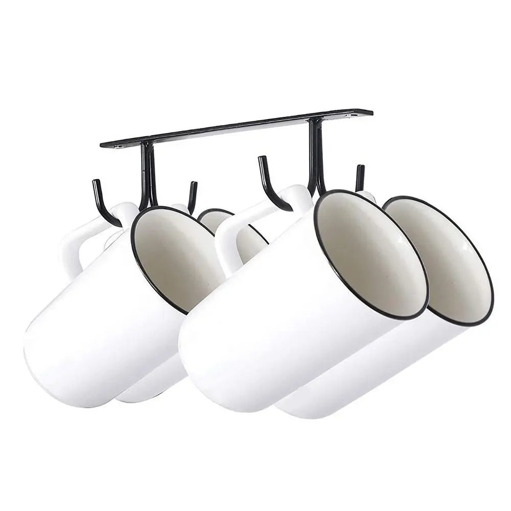 Élève à mug sous meuble blanc avec barre métallique pour suspendre des tasses.