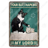 Décor mural vintage en métal : un chat noir sur une surface blanche avec le texte Your Butt Napkins and My Lord.