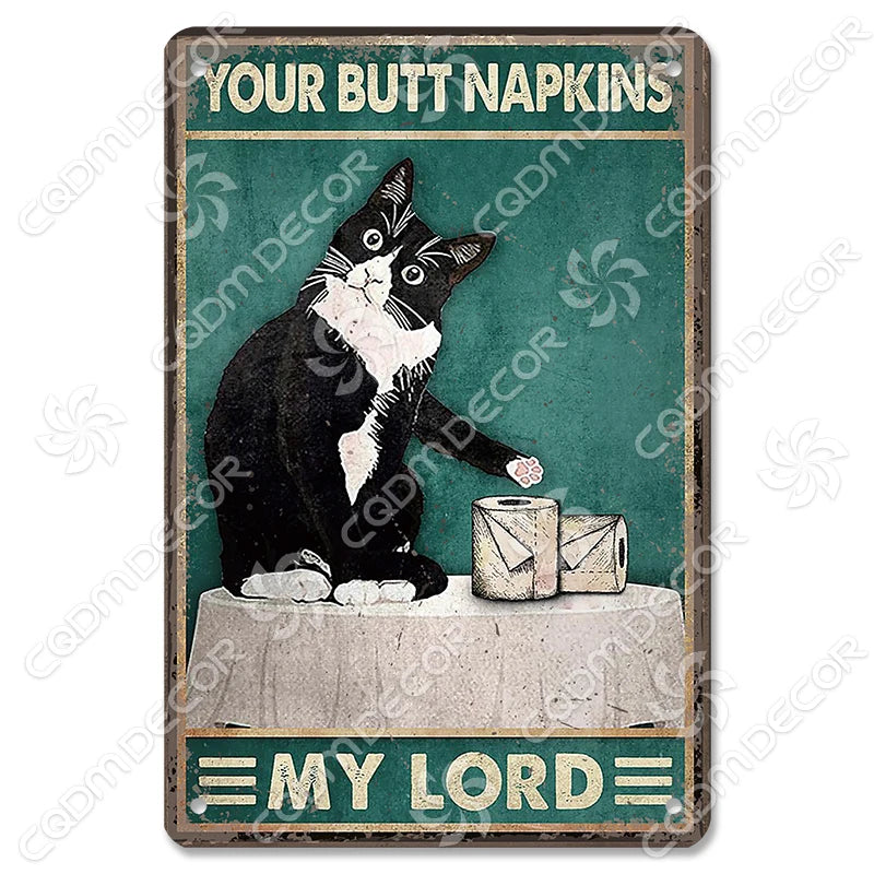 Décor mural vintage en métal : un chat noir sur une surface blanche avec le texte Your Butt Napkins and My Lord.