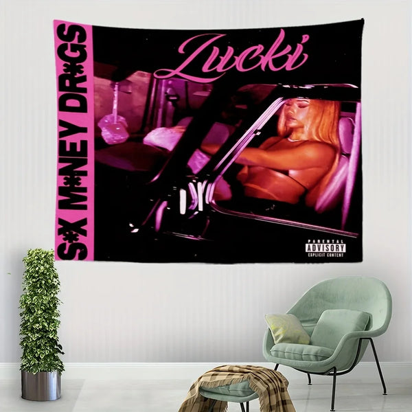 نسيج أسود يظهر امرأة أنيقة في سيارة بإضاءة وردية ونص Lucki.