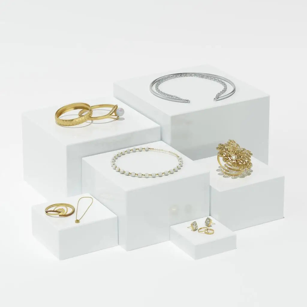Un ensemble d'étagères de présentation en acrylique empilables avec des anneaux et bracelets ton argenté.