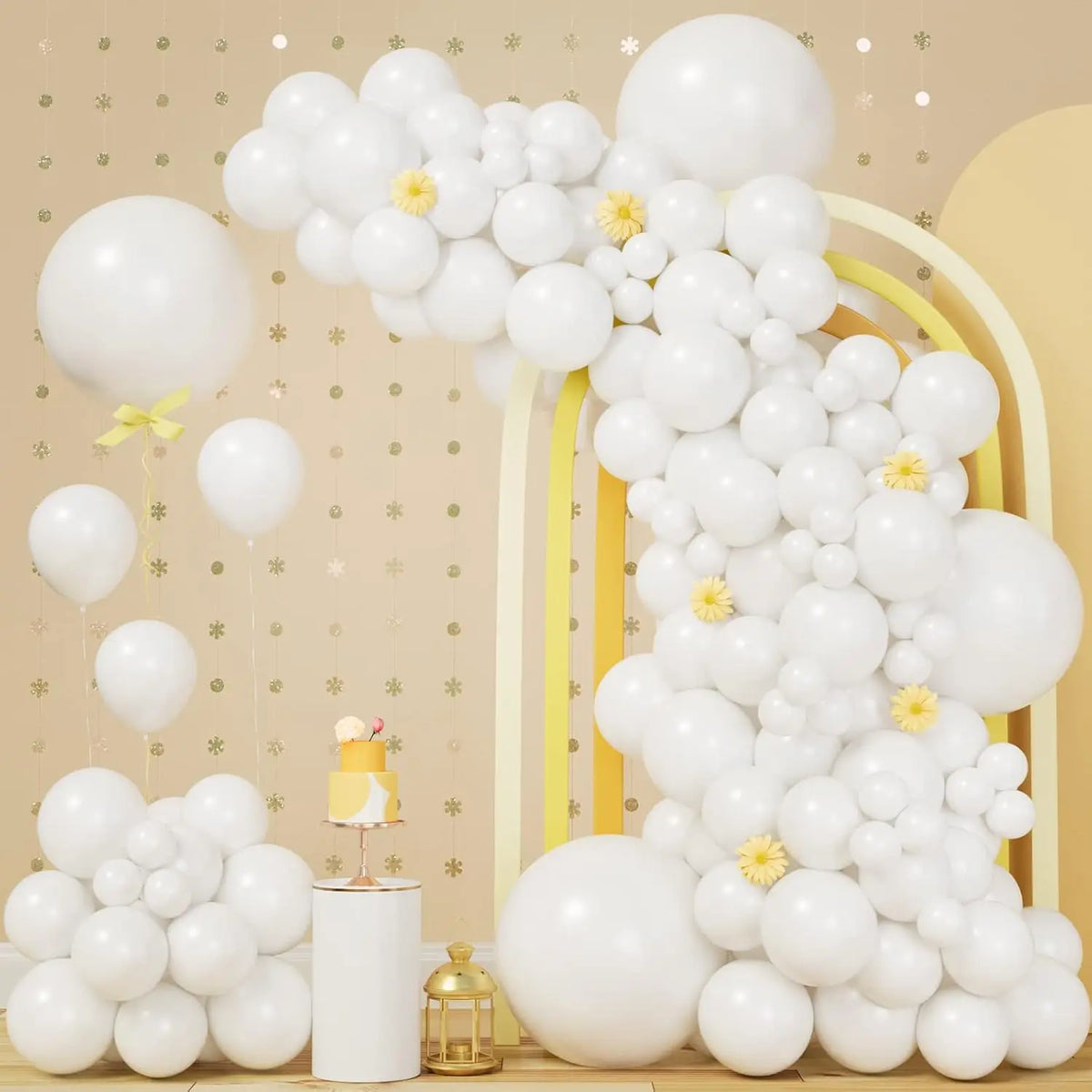 Große weiße Ballon-Girlande mit Ballons verschiedener Größen und goldfarbiger Bogenstruktur.