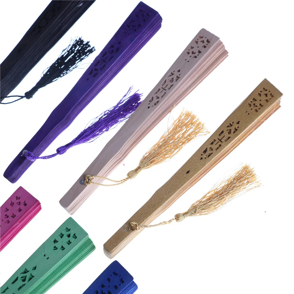 Collection de éventails pliants en bois élégants de différentes couleurs, y compris noir, violet, rose et vert.